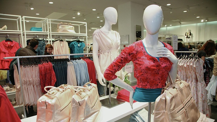 "Заплыв среди микробов". Биолог предупредила об одежде из сэконд-хенда