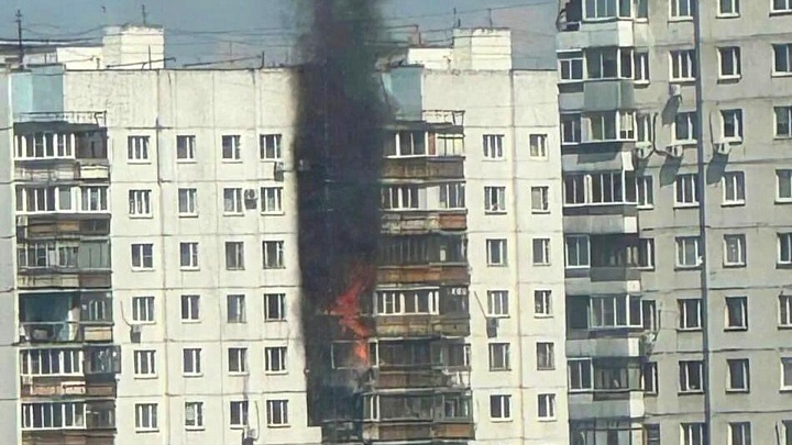 В жилом доме на западе Москвы вспыхнул пожар на балконах