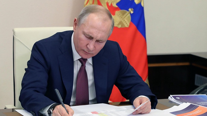 Путин подписал закон, освобождающий финорганизации от КФО