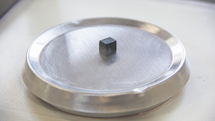 Простой и нежелезный. Ученые создали новый магнит