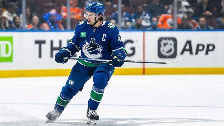 Клуб НХЛ "Ванкувер" обменял капитана команды Хьюза в "Миннесоту"